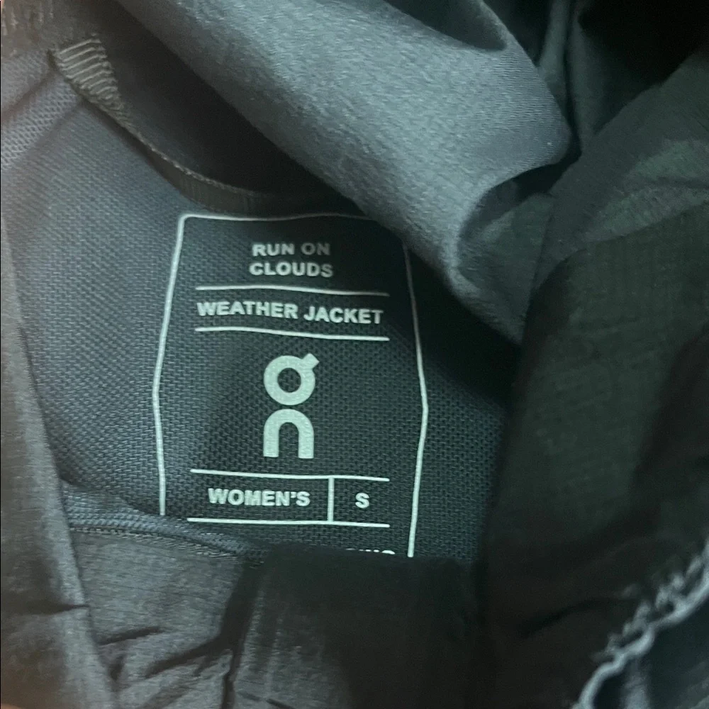 On Running Two-Tone Navy and Black Lightweight Running Jacket - Picture 3 of 16